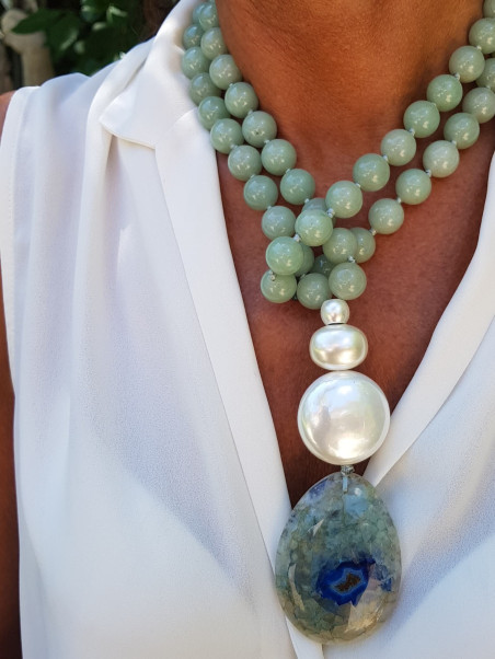 Collar largo de piedras naturales de jade, nácar y ágata cristalizada