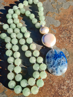 Collar largo de piedras naturales de jade, nácar y ágata cristalizada
