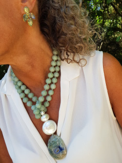 Collar largo de piedras naturales de jade, nácar y ágata cristalizada