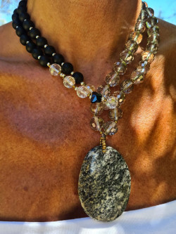 Collar largo de ágatas negras y cristales checos con colgante