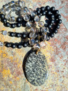 Collar largo de ágatas negras y cristales checos con colgante