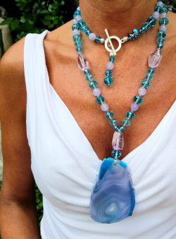 Long necklace of agates, amethysts and Czech crystals