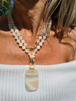 Long beige agate necklace with rectangular agate pendant