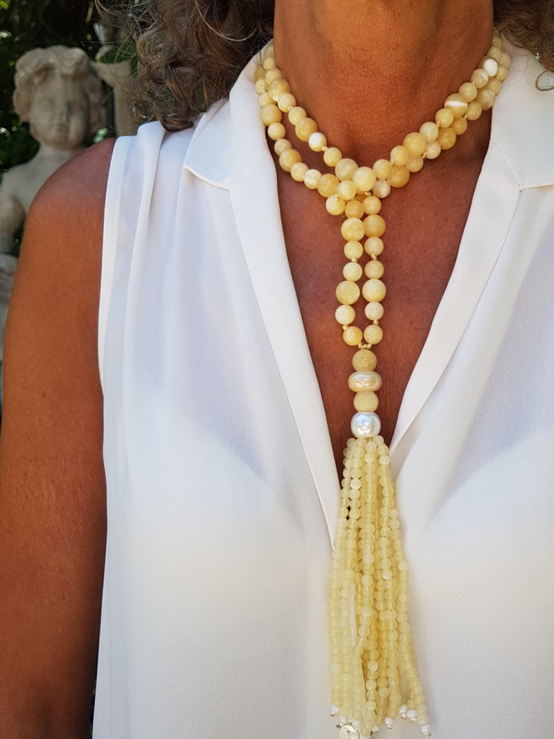 Collar largo piedras naturales calcita y borlón amarillo
