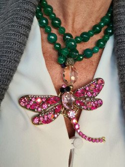Collar largo de piedras naturales verde con colgante de libélula rosa de cristal