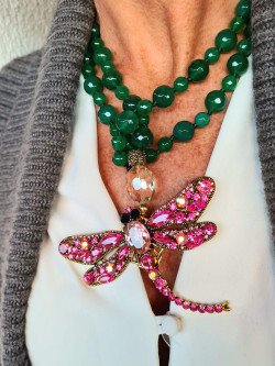 Collar largo de ágatas verdes con colgante de libélula rosa