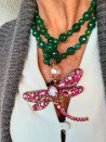 Collar largo de ágatas verdes con colgante de libélula rosa