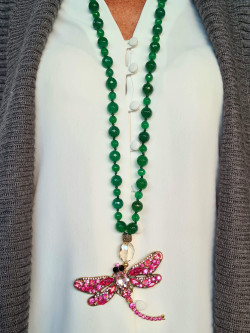 Collar largo de ágatas verdes con colgante de libélula rosa
