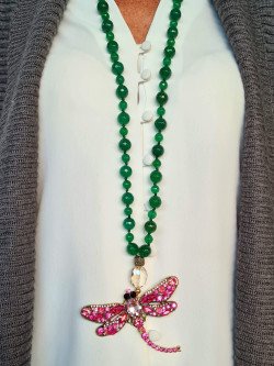 Collar largo de ágatas verdes con colgante de libélula rosa