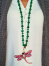 Collar largo de ágatas verdes con colgante de libélula rosa