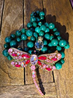 Collar largo de ágatas verdes con colgante de libélula rosa