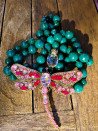 Collar largo de ágatas verdes con colgante de libélula rosa